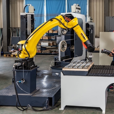 Máquina de amortiguación del robot del mango de la puerta, máquina de desmontaje de metal de célula robótica para pulir el cinturón