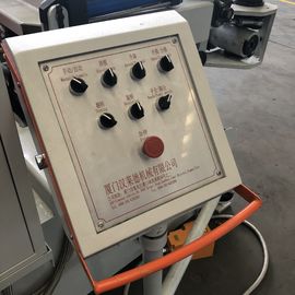 El PLC echado el dado de cobre amarillo de la máquina de la gravedad del metal controló el motor hidráulico