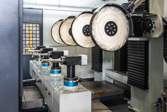 La máquina pulidora del grifo controlado del PLC de 3 AXIS para el cinc muere manija de Casted