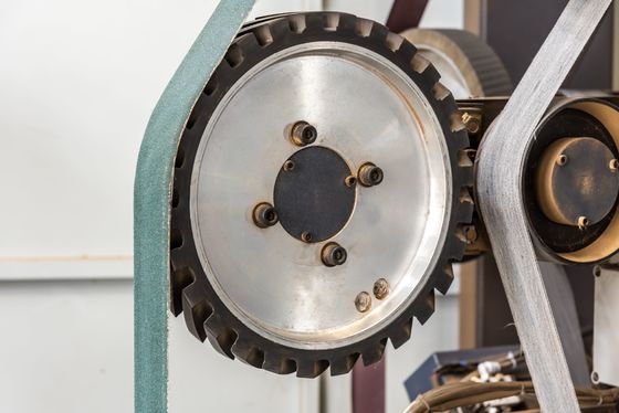 Máquina que quita las rebabas de la posición del metal robótico automático de la remuneración
