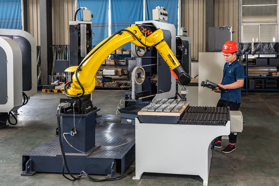 Máquina que quita las rebabas 380V del robot del sistema FUNAC del robot del metal polaco automático lleno de la célula