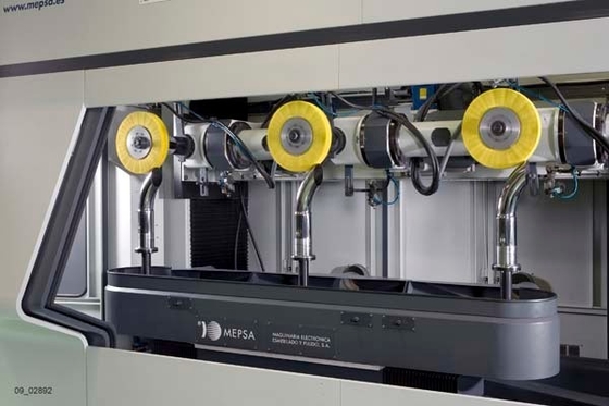 Máquina pulidora automática del CNC de cuatro estaciones de trabajo para el pulido superficial de metal